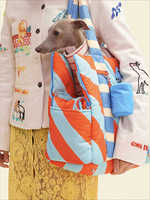 Sac à dos pour animaux de compagnie respirant et portable en nylon rembourré, imprimé à rayures, avec logo et taille personnalisables, en forme de petit chien, à fermeture ouverte, pour usage extérieur