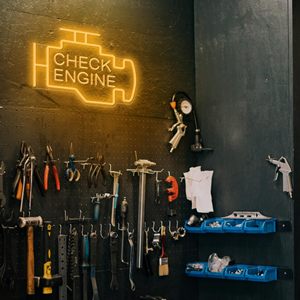 Enseigne lumineuse LED néon en plastique Kavaas 'Vérifier le moteur' Décoration de garage pour passionnés d'automobiles Atelier de réparation automobile Meilleur cadeau pour papa Jaune doré - Product Image 5