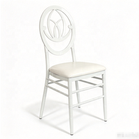 Chaises d'événement empilables avec revêtement en cuir blanc et structure en fer pour mariage