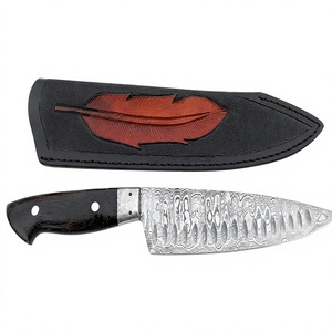 Couteau de cuisine en acier Damas avec manche en bois, bord droit, épaisseur de lame de 0,3 mm, étui noir avec motif de plume rouge - Product Image 1