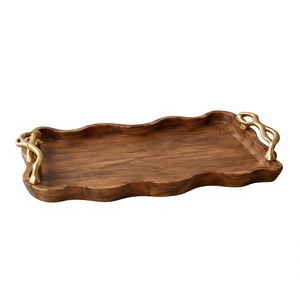 Plateau de service rectangulaire en bois de manguier teinté noyer, plateau décoratif en bois avec poignées en forme de branche dorée - Product Image 1