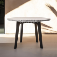 Table de salle à manger extérieure en aluminium à finition naturelle durable pour jardin, patio, terrasse et restaurant, au design moderne et épuré