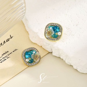 Pendientes de Botón Pequeños y Exquisitos de Aleación de Cobre Hechos a Mano por Ilona, Chapados en Oro de 18K, con Diseño Geométrico de Mariposa y Circonita, para Mujer, Aniversario - Product Image 5