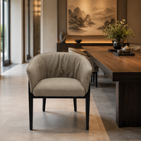 Chaise de salle à manger italienne à cadre extérieur en bois apparent et assise courbée |   Fauteuil de salle à manger rembourré en bois de frêne massif avec dossier plissé