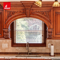 Armoire de cuisine classique en bois massif d'acajou patiné, avec panneaux surélevés, détails et moulures artisanales sculptés à la main, pour villa