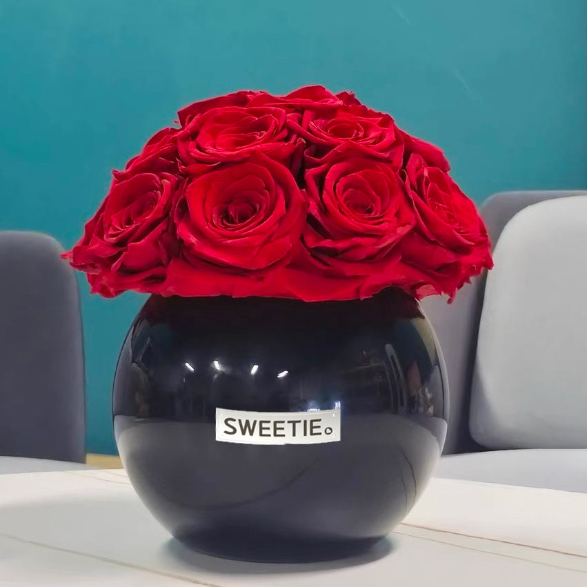 Rose dans le vase noir