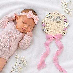 Panneau d'annonce de <span class=keywords><strong>naissance</strong></span> pour bébé fille 'Bonjour le Monde' en bois de 6 pouces, double face, à bords festonnés, avec motif 'Elle est là' et marguerite rose inversée, pour la <span class=keywords><strong>naissance</strong></span> - Product Image 3