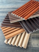 Panneau mural WPC moderne pour la décoration intérieure, panneau de plafond en bois composite avec lattes en charbon de bois pour salle de bain, escalier, entrepôt, salle de sport
