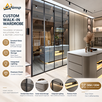 Dressing sur mesure avec portes en verre fumé, îlot central, rangement intégré, éclairage intégré, finition haut de gamme pour dressing moderne