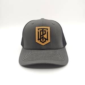 Gorra Trucker Richardson 112 al por mayor con parche de cuero personalizado, bajo MOQ, logotipo grabado a láser, estructurada, de 6 paneles, de malla, con cierre a presión - Product Image 5