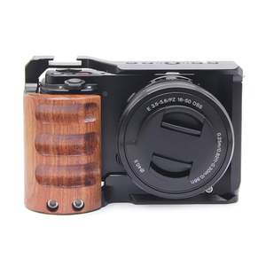 Jaula Metálica KAMPHO con Mango de Madera para Cámara <span class=keywords><strong>Sony</strong></span> <span class=keywords><strong>ZV</strong></span> <span class=keywords><strong>E10</strong></span> ZVE10 con Placa de Liberación Rápida, Orificios Roscados de 1/4'' y 3/8'' y Zapata Fría - Product Image 4