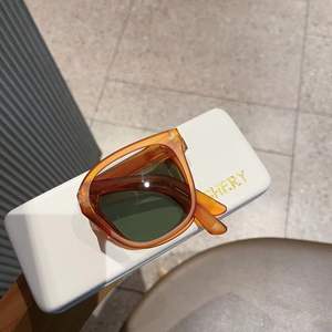 Gafas de Sol para Mujer Qianai, Montura Negra, Lentes Amarillas, Protección UV400, Remaches Cuadrados, Material PC, I2-6211 - Product Image 5