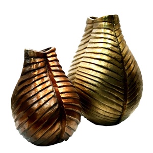 แจกันอะลูมิเนียมสีทองทันสมัย ทำมือ น้ำหนักเบา เป็นมิตรกับสิ่งแวดล้อม สำหรับตกแต่งบ้านและสำนักงาน ผลิตโดย Artesign ในอินเดีย - Product Image 5