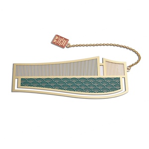 Marque de logo, design unique, forme de peigne, marque-pages en métal gaufré avec chaîne, cadeau souvenir - Product Image 1