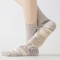 Chaussettes de haute qualité OEM, chaussettes à cinq doigts effet tie-dye, antidérapantes, respirantes, pour yoga, pilates, chaussettes à orteils pour intérieur