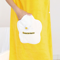 Serviette de bain en microfibre velours corail à séchage rapide avec poche élastique en forme d'étoile et broderie multicolore