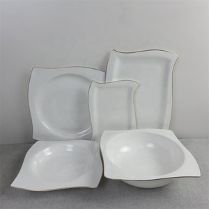Vendita diretta in fabbrica a forma quadrata 68pc oro bone china stoviglie set per cena <span class=keywords><strong>servizio</strong></span> europeo in <span class=keywords><strong>porcellana</strong></span> raffinata - Product Image 2