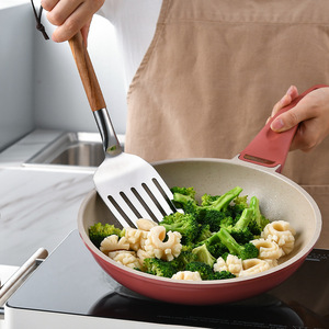 Set di 4 Utensili da Cucina in Acciaio Inox con Manico Lungo in Legno per Friggere Pesce e Bistecca - Product Image 4