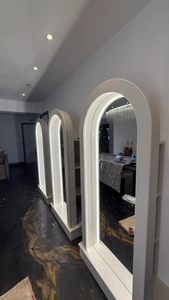 Gabinete personalizado para el cabello, belleza, salón de uñas, muebles de peluquería, peluquería, estación de espejo Led arqueado con estante de exhibición - Product Image 2
