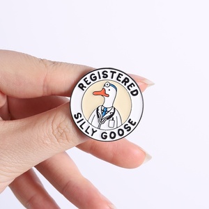 Broche en émail drôle 'Silly Goose' pour médecins et infirmières, badge de revers, bijou fantaisie, cadeau pour médecins - Product Image 4