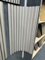 Tablero ondulado MDF de chapa de madera y PVC 3D Paneles decorativos absorbentes de sonido Panel de pared acústico Color roble natural