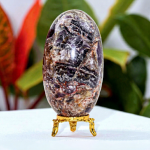 Sculpture ovale en améthyste polie Shiva Lingam, pierre précieuse inspirée du Feng Shui, décoration spirituelle, art de la pierre de collection - Product Image 1