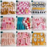 Selimut Sofa Flanel Ramah Lingkungan Rajutan Jacquard Setengah Sisi Kustom OEM 100% Poliester dengan Desain Wajah Tersenyum Bersulam