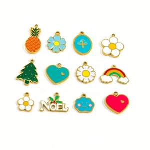 Vente en gros de bijoux personnalisés : Breloques et pendentifs mignons en acier inoxydable plaqué or, breloques DIY colorées en émail motif fleur et arc-en-ciel - Product Image 6