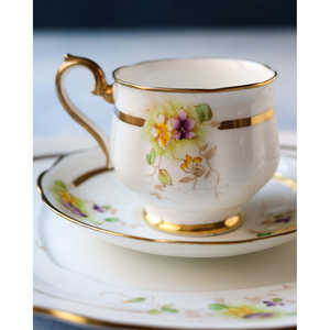 Tasse à thé en porcelaine anglaise personnalisable de 200 ml avec motif floral classique de violettes pour le thé et le café, pour les boissons et les promotions - Product Image 1