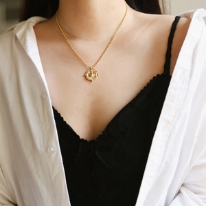Pendentif pièce de monnaie au design abstrait unique, plaqué or 18 carats, bijoux en acier inoxydable, collier pour femme - Product Image 1