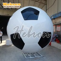 Statue de football en résine pour l'extérieur, sculpture géante de ballon en fibre de verre, vente en gros