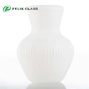 Abat-jour en verre opale blanc au design moderne, fait main, durable, brillant, en forme de fleur, pour l'éclairage intérieur de la maison - Product Image 1