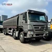 Camion-citerne HOWO 8x4 de haute sécurité avec structure anti-débordement et protection anti-débordement pour le transport de carburant diesel et essence en vrac