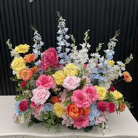 Chemin de table de mariage en fleurs de soie rose vif et orange avec feuilles vertes pour décorations florales d'allée