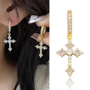 Pendientes de Aro con Diseño Único y Cruzada Colgante, Inspirados en las Tendencias - Product Image 1