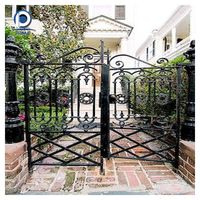 Portail d'entrée de fer forgé de style baroque pour ferme et ranch, avec accent doré luxueux, portail de sécurité pour résidence urbaine