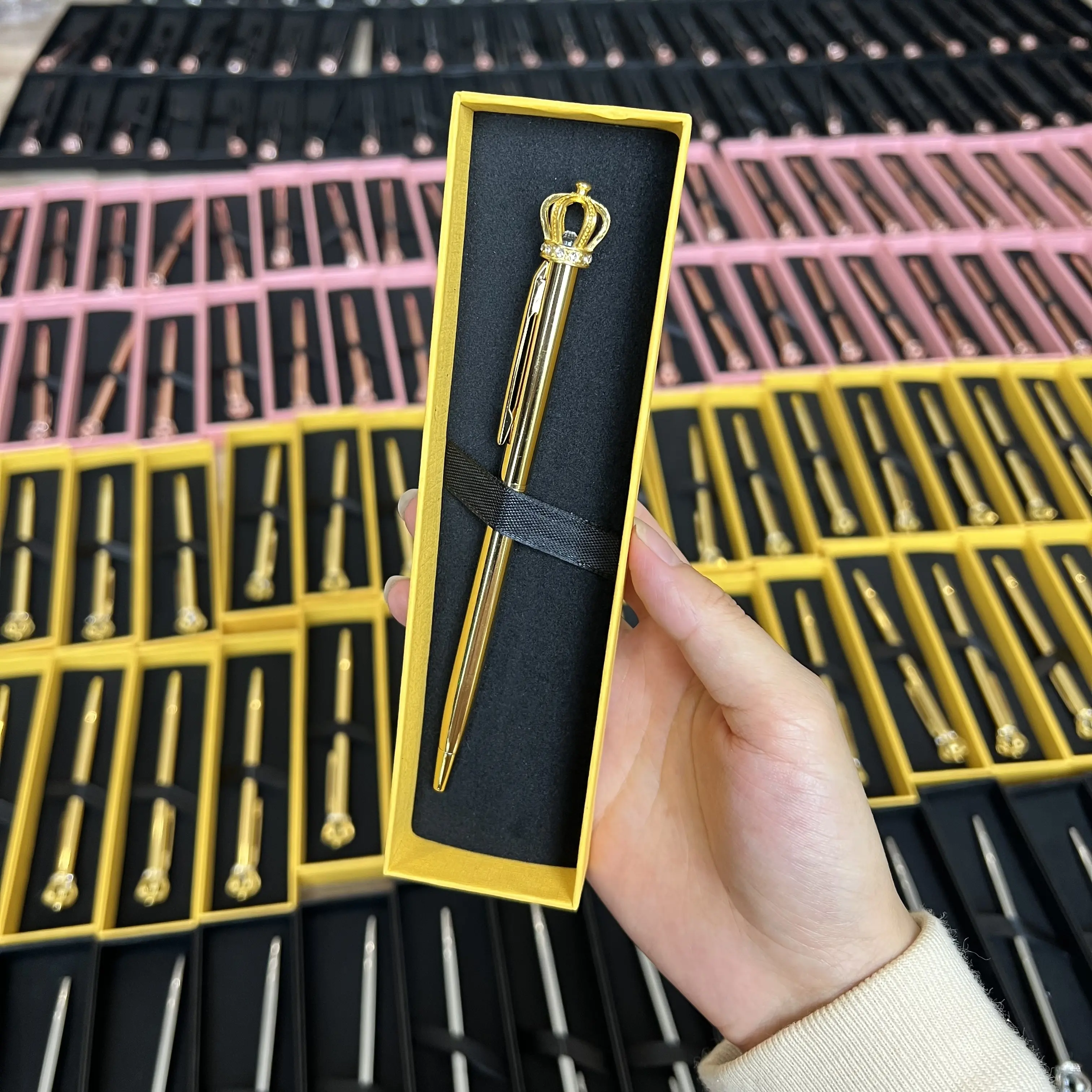 Güzel hediye en taç elmas kalem özel Logo promosyon ince metalik geri çekilebilir tükenmez kalem tükenmez kalemler kutusu