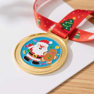 Medalla Navideña Personalizada Chapada en Oro, Aleación de Zinc con Esmalte Suave, Borde Redondeado con Diseño de Santa Claus y <span class=keywords><strong>Hombre</strong></span> de Jengibre de Dibujos Animados, Fundición UV - Product Image 1