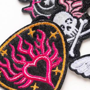 Patch thermocollant tendance motif note de musique, cœur, ailes, crâne, noir, rose, couteau pour décoration personnalisée - Product Image 4