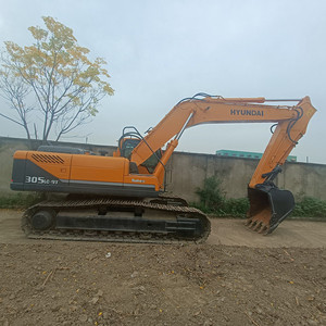 Excavatrice sur chenilles hydraulique Hyundai Robex 305LC-9T d'occasion, machine de terrassement, godet de 1,38 m, 30,2 tonnes, pour la construction (modèle 2023) - Product Image 1