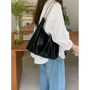 Bolso Tote Estilo Coreano con Cadena, Negro, Cuero Suave, Cierre Magnético, Bolso de Hombro para Mujer, Uso Diario - Product Image 2