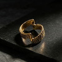 Bague artisanale en cuivre rouge et laiton, forgée à la main, texture rainurée verticale, profil selle, bijoux vintage industriels pour hommes et femmes