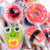 Diverse grappige vormen harde lolly's in een novelty pot, snoepjes in dinosaurus-, eenhoorn- en donutvormen, zoete kindersnack voor de feestdagen
