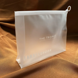 Sac à fermeture éclair en PVC givré personnalisé avec logo, pour emballage de maillots de bain d'été, avec soufflet latéral et inférieur - Product Image 3