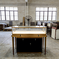 Vitrine à bijoux moderne de luxe en verre trempé avec portes coulissantes, écologique et de haute qualité, personnalisable pour les magasins de détail
