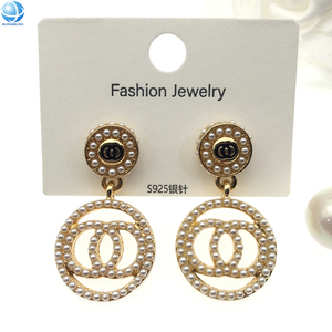 Joyería inspirada en la moda, pendientes de diseñador CC con letras, chapados en oro, joyas de marcas famosas populares, pendientes de perlas de alta calidad - Product Image 1