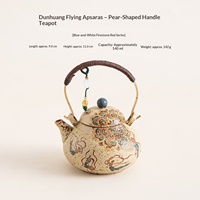 Théière Dunhuang Flying Apsaras à poignée en forme de poire, en céramique bleu et blanc avec glaçure rouge silex, résistante à la chaleur, design rétro