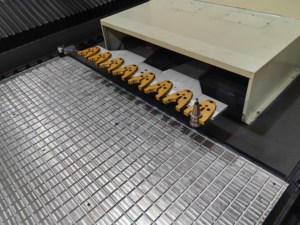 Grande machine de gravure ATC avec pompe à engrenages motorisée pour ligne de production de panneaux muraux métalliques - Product Image 5