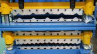 Máquina Automática de Formación de Rollos de Láminas Metálicas para Techos de Tejas Glaseadas IBR Corrugadas de Tres Capas con Paneles Diferentes