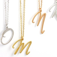 Pendentif Lettre Initiale en Acier Inoxydable Plaqué Or Rose, Bijou Tendance pour Fiançailles, Fêtes et Mariages